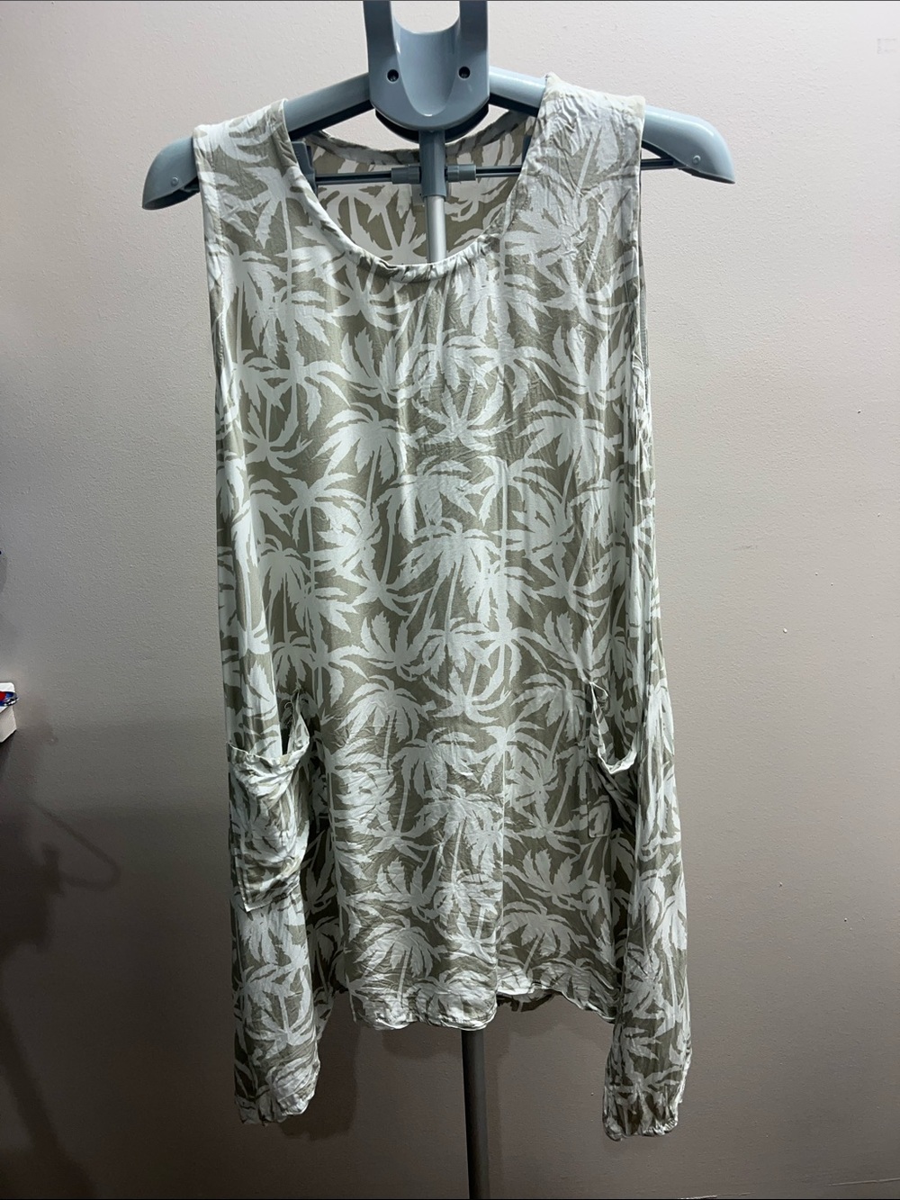 Sleeveless Leaf-Print Tunic Top in Sage